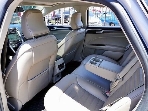 Used 2018 Ford Fusion SE w/ Fusion SE Technology Package FWD image 17