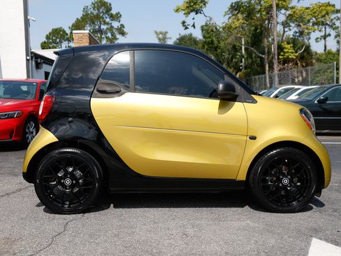 Used 2017 smart fortwo Proxy RWD image 17