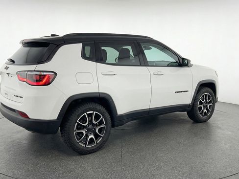Used 2025 Jeep Compass Trailhawk AWD/4WD image 9