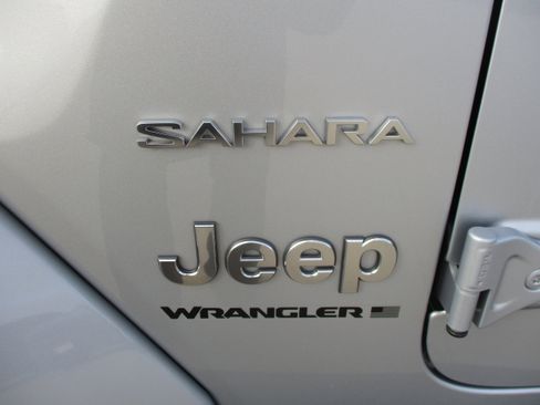 Used 2024 Jeep Wrangler Unlimited Sahara AWD/4WD image 11