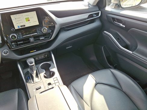 Used 2023 Toyota Highlander XLE image 16