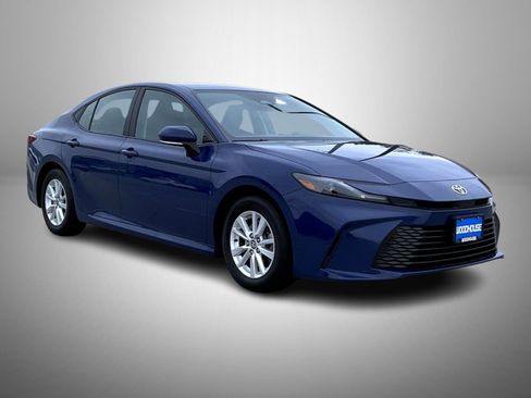 Used 2025 Toyota Camry LE image 3