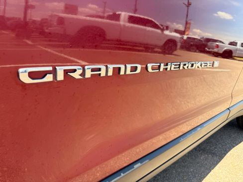 Used 2024 Jeep Grand Cherokee Laredo AWD/4WD image 11