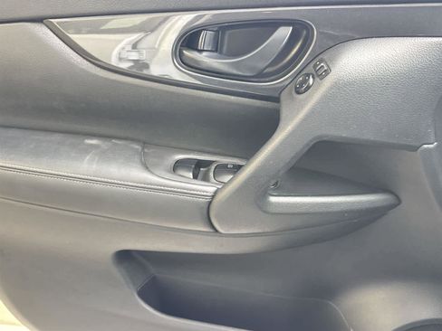 Used 2019 Nissan Rogue S image 20