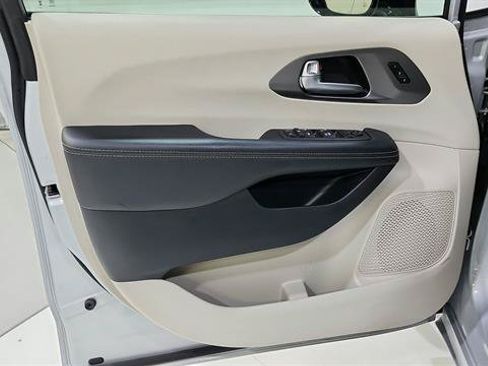 Used 2024 Chrysler Pacifica Touring-L FWD image 20
