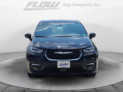 New 2025 Chrysler Pacifica Select image 2