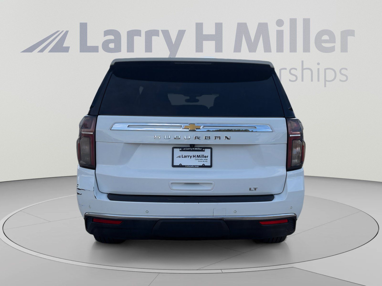 Used 2021 Chevrolet Suburban LT w/ Luxury Package AWD/4WD image 4