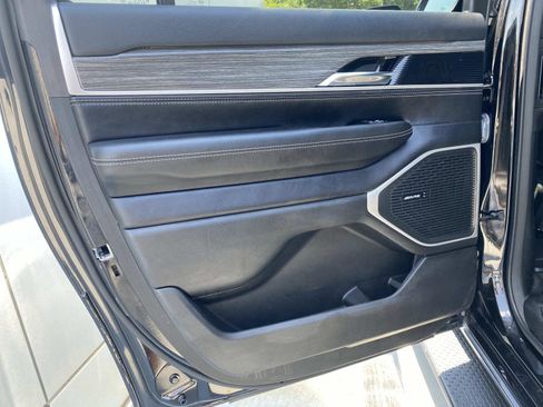 Used 2024 Jeep Wagoneer L Series II w/ Flexible Seating Group AWD/4WD image 12