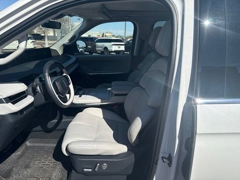 Used 2025 Lincoln Navigator Reserve AWD/4WD image 2