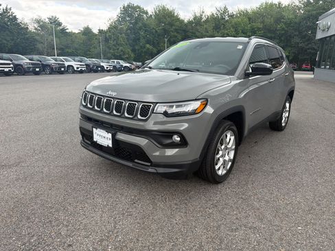 Used 2023 Jeep Compass Latitude AWD/4WD image 3