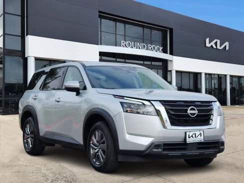 Used 2025 Nissan Pathfinder SV AWD/4WD image 3