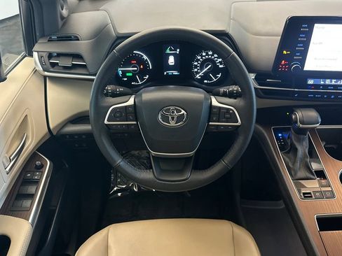 Used 2023 Toyota Sienna XLE w/ XLE Plus Package FWD image 14