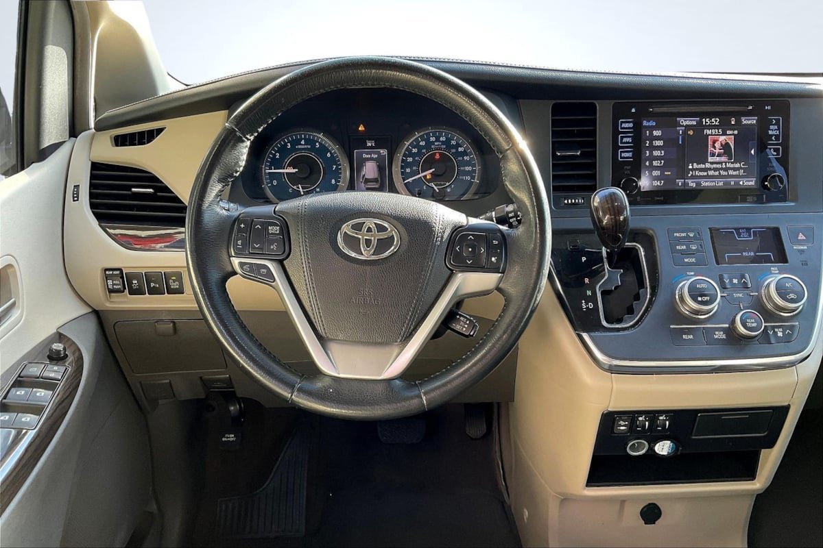 Used 2017 Toyota Sienna XLE w/ XLE Navigation Package FWD image 5