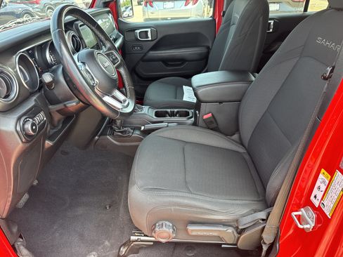 Used 2019 Jeep Wrangler Unlimited Sahara AWD/4WD image 5