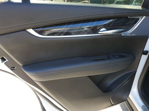 Used 2025 Cadillac XT6 Premium Luxury image 19