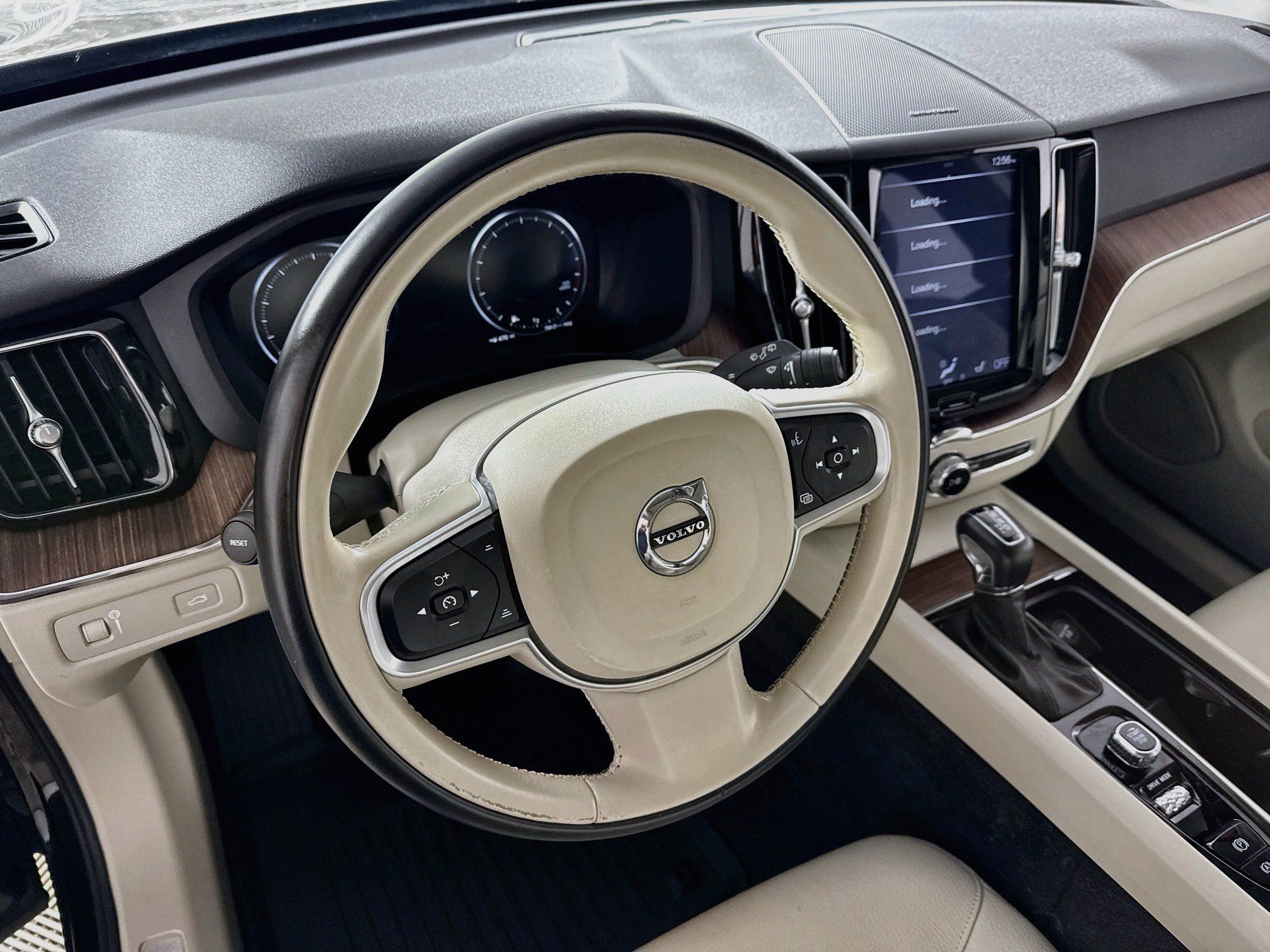Used 2019 Volvo XC60 T5 Momentum w/ Multimedia Package AWD/4WD image 13