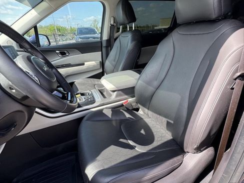 Used 2024 Kia Carnival LX FWD image 18