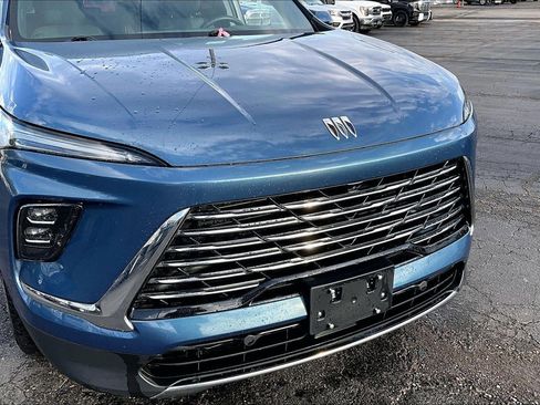 Used 2025 Buick Enclave Preferred image 3