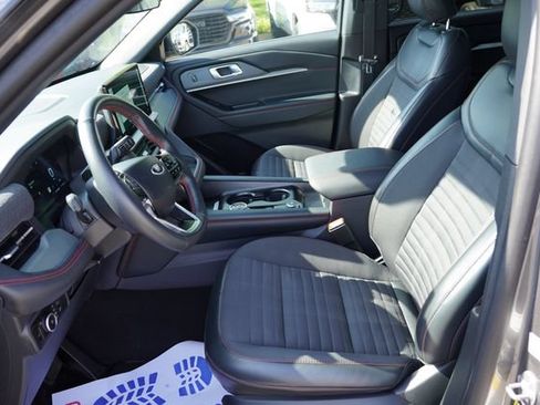 Used 2025 Ford Explorer ST-Line w/ ST-Line Street Pack AWD/4WD image 15