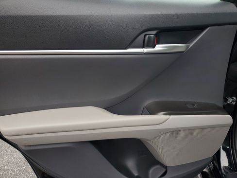 Used 2024 Toyota Camry SE image 12