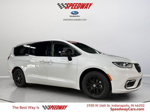Used 2024 Chrysler Pacifica Touring-L FWD image 1