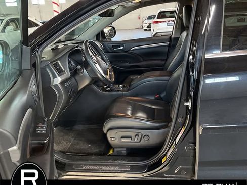 Used 2017 Toyota Highlander Limited image 10