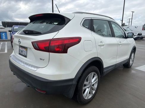 Used 2018 Nissan Rogue Sport SV image 2