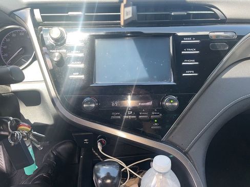 Used 2019 Toyota Camry SE FWD image 9