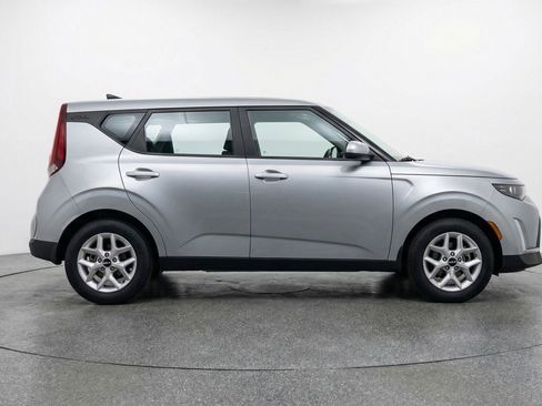 Used 2025 Kia Soul LX w/ LX Technology Package image 11