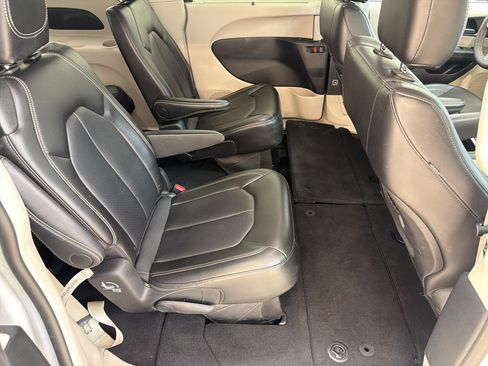 Used 2024 Chrysler Pacifica Touring-L FWD image 28