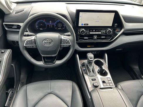 Used 2026 Toyota Highlander Limited image 19