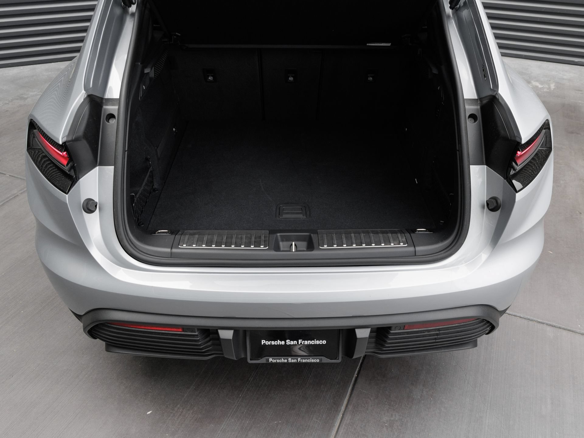 Certified 2025 Porsche Macan Electric RWD image 28