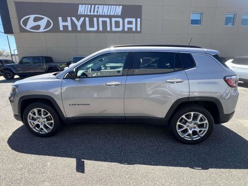 Certified 2022 Jeep Compass Latitude w/ Sun and Sound Group AWD/4WD image 6