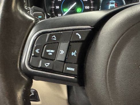 Used 2020 Jaguar XF Premium image 28