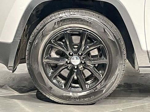 Used 2017 Jeep Cherokee Latitude w/ Cold Weather Group AWD/4WD image 16