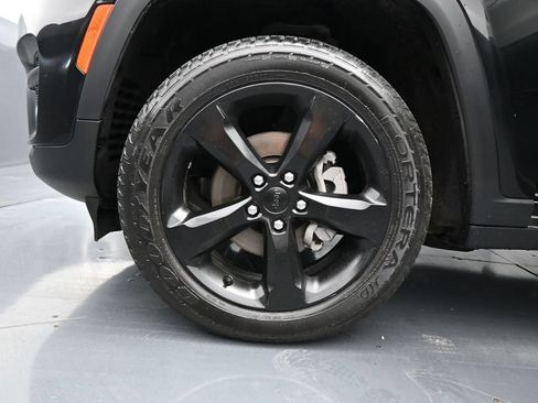 Used 2023 Jeep Grand Cherokee Altitude AWD/4WD image 28
