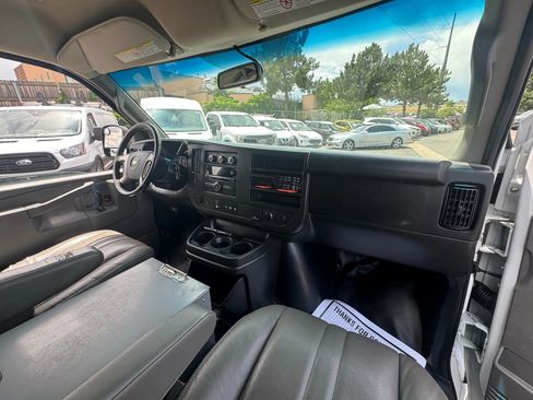 Used 2017 Chevrolet Express 3500 Extended image 24