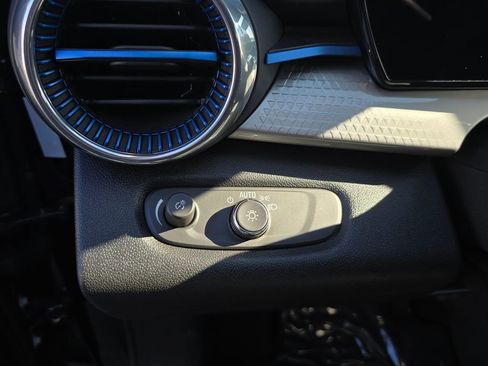 Used 2025 Chevrolet Trax LT w/ LT Convenience Package image 20