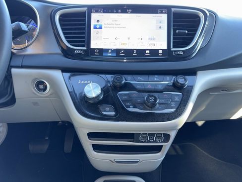 Used 2024 Chrysler Pacifica Touring-L image 22