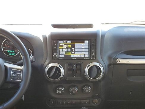 Used 2015 Jeep Wrangler Unlimited Rubicon w/ Connectivity Group image 22