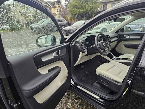 Used 2025 Volvo XC40 B5 Plus w/ Protection Package Premier image 21