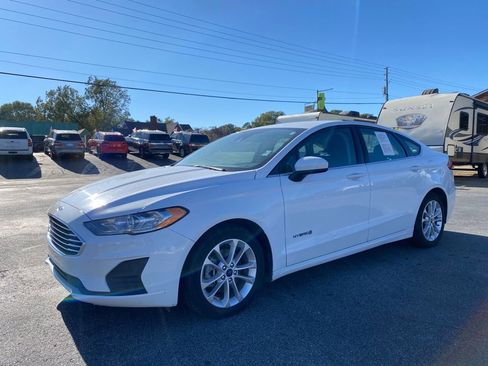 Used 2019 Ford Fusion SE image 1