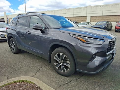 Used 2023 Toyota Highlander XLE image 2
