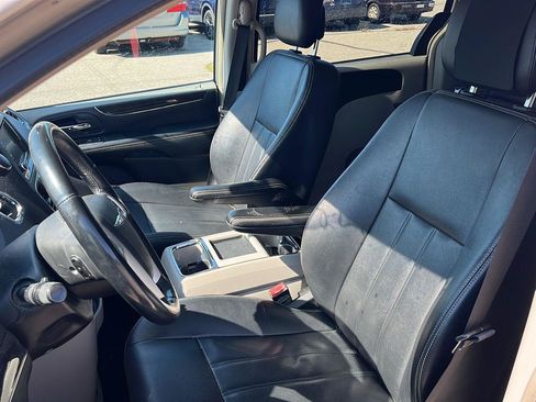 Used 2016 Chrysler Town & Country Touring FWD image 2