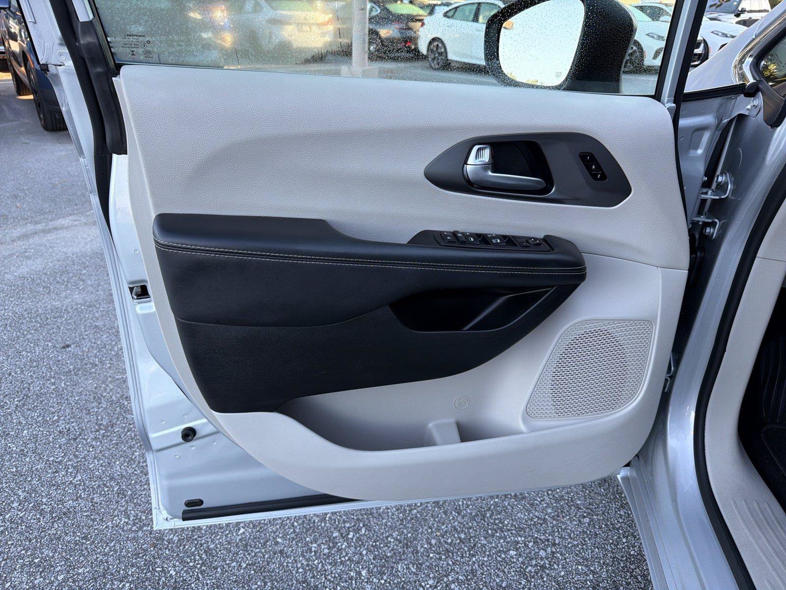 Used 2024 Chrysler Pacifica Touring-L FWD image 9