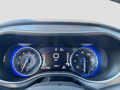 Used 2023 Chrysler Pacifica Touring FWD image 18