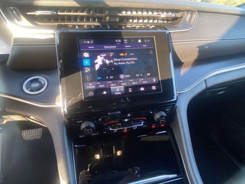 Used 2023 Jeep Grand Cherokee L Laredo image 11