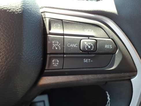 Used 2023 Jeep Grand Cherokee Limited AWD/4WD image 17