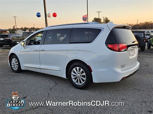 Used 2018 Chrysler Pacifica Touring-L image 10