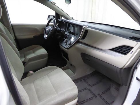 Used 2016 Toyota Sienna L image 20